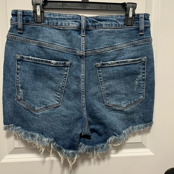 Button front cut off Jean shorts - Picture 2 of 2